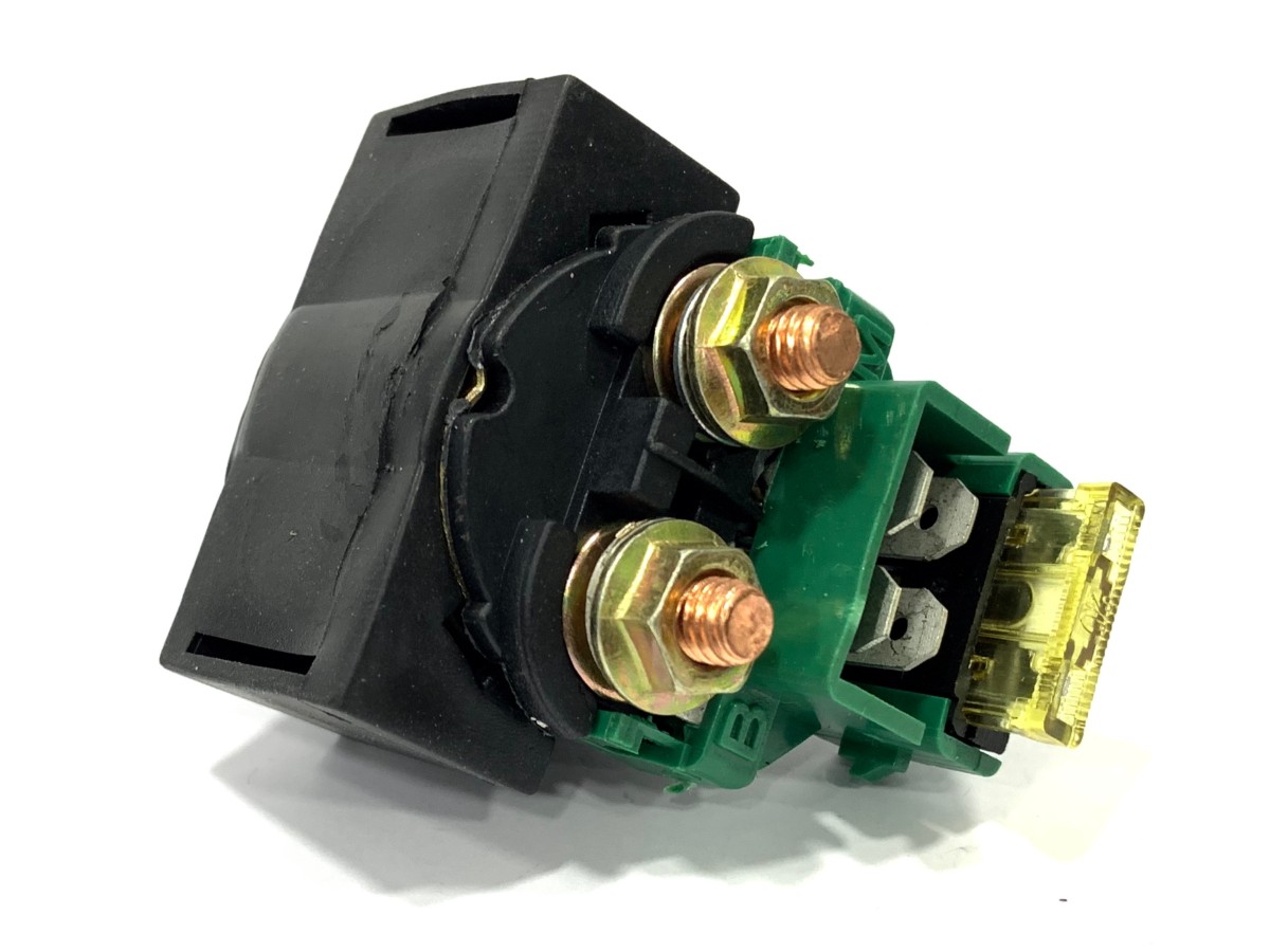 Relé de arranque universal 12v. 150A con fusible 5