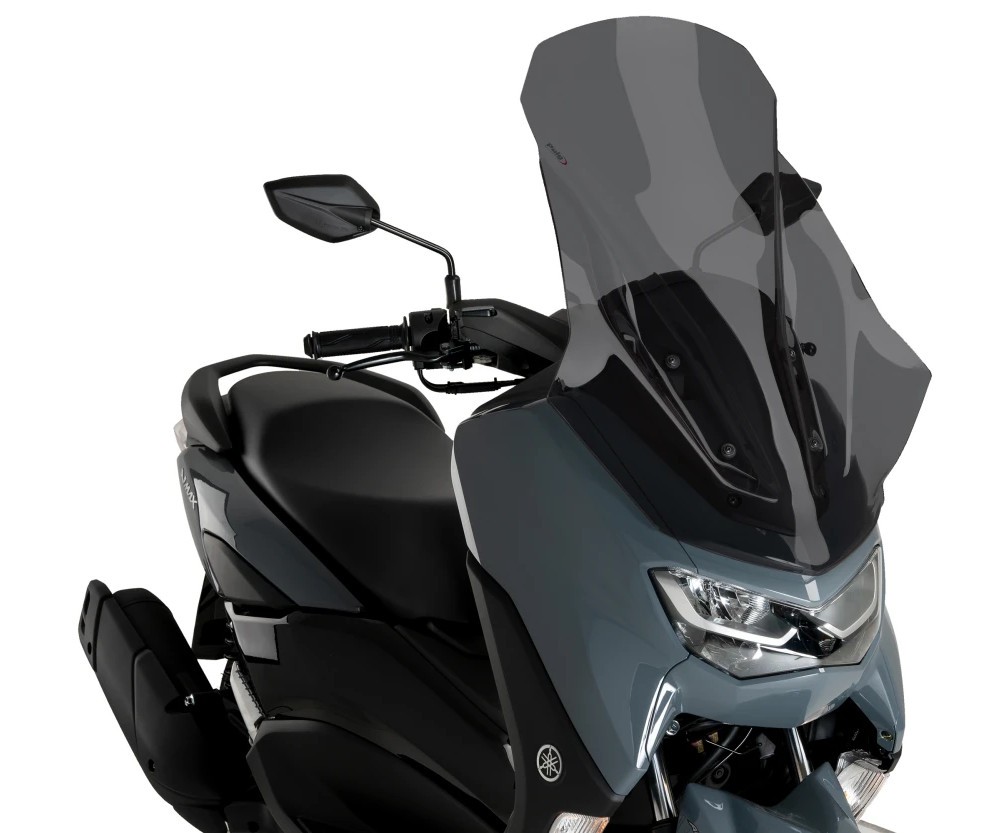 Yamaha NMAX 125 equipada con la pantalla Puig V-Tech Line Sport en color oscuro.