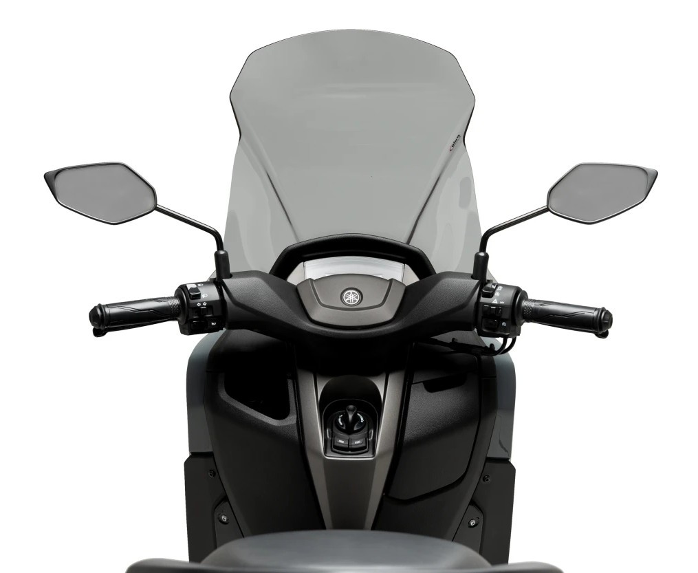 Detalle del diseño aerodinámico de la cúpula Puig V-Tech Line Sport para Yamaha NMAX 125.