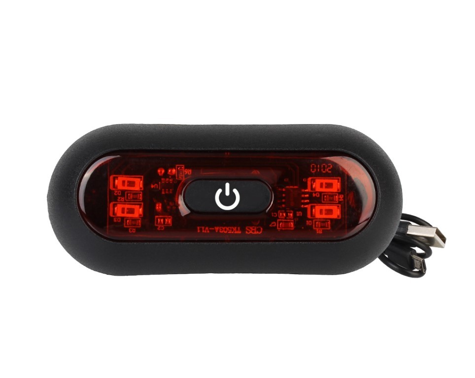 Detalle de piloto LED impermeable para casco de bicicleta