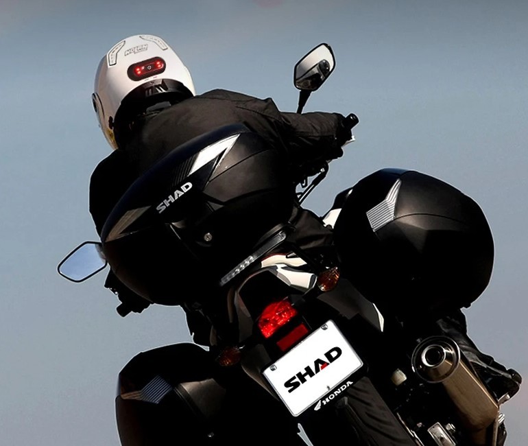 Piloto LED adherido a casco con velcro y adhesivo de alta resistencia