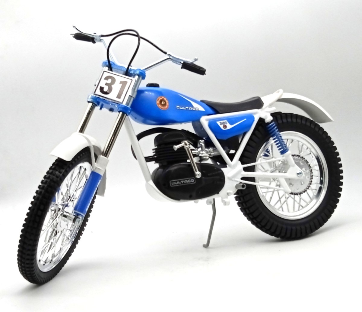 Bultaco Sherpa T199B Azul Chasis Blanco Réplica escala 1:6