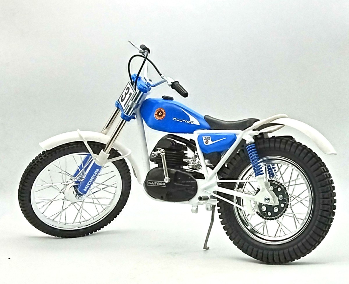 Bultaco Sherpa T199B Azul Chasis Blanco Réplica escala 1:6 1