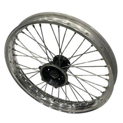 Detalle de la rueda delantera Akront para Rieju Super Motard 18