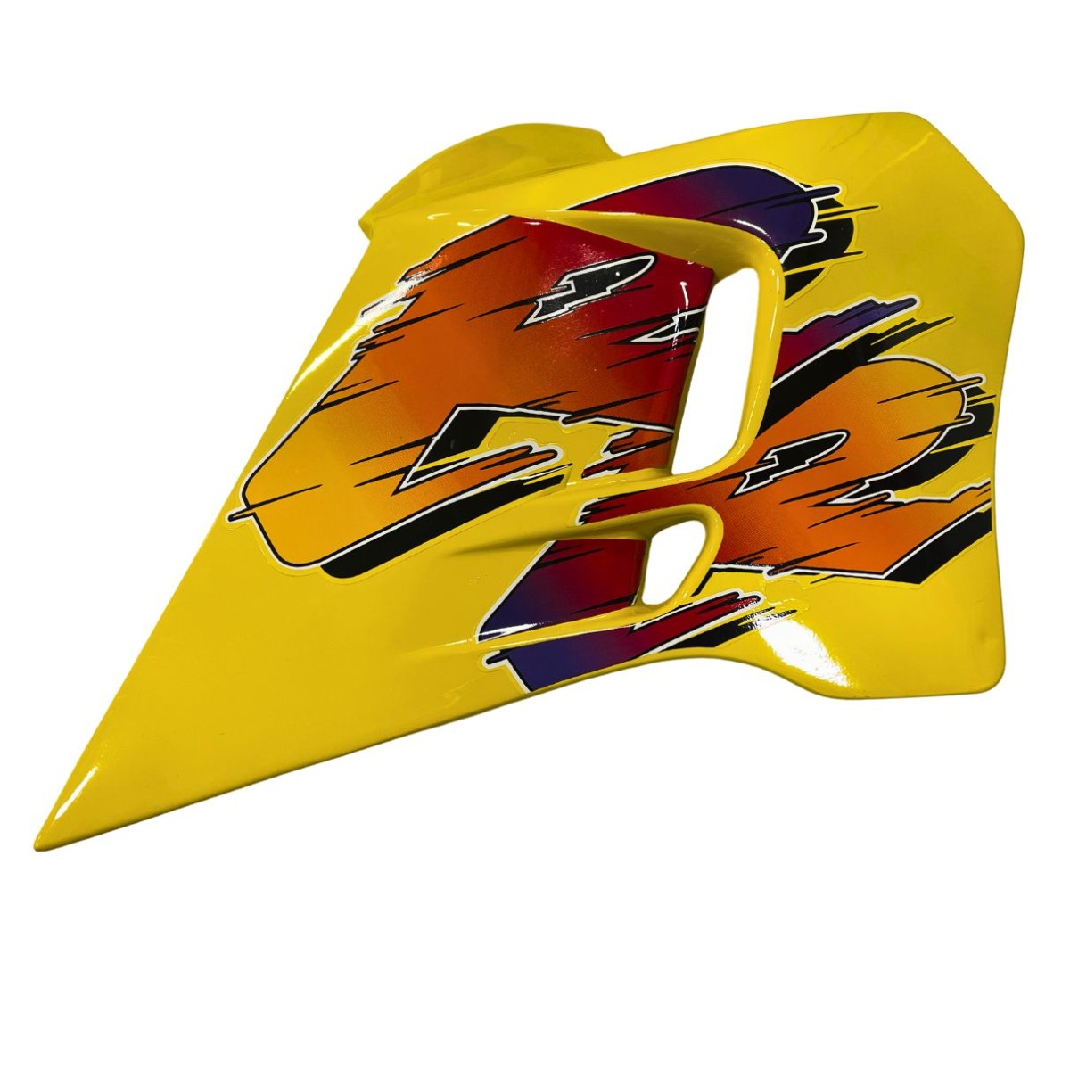 Placa lateral delantera derecha amarilla RIEJU RR AM6 montada en moto