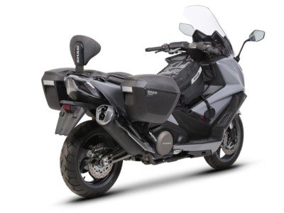 Kit de fijación + Respaldo Negro KYMCO AK 550 ('17-'23)