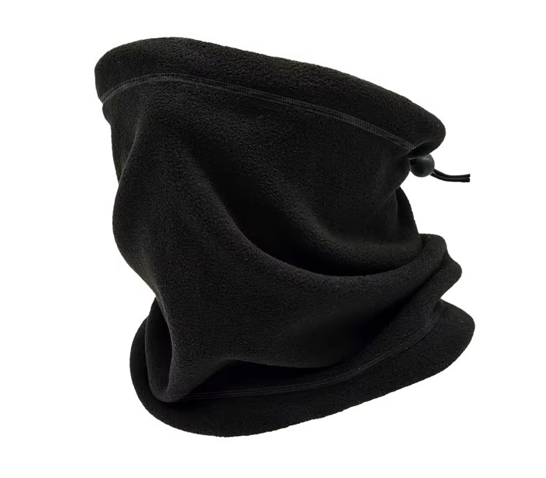 Braga de forro polar en color negro para proteger el cuello en invierno.