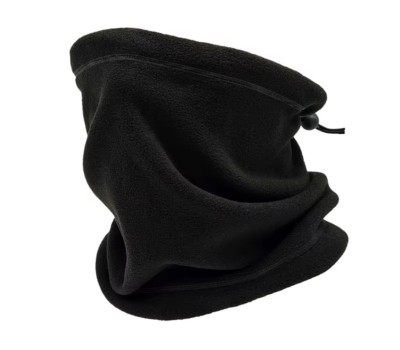 Braga de forro polar en color negro para proteger el cuello en invierno.